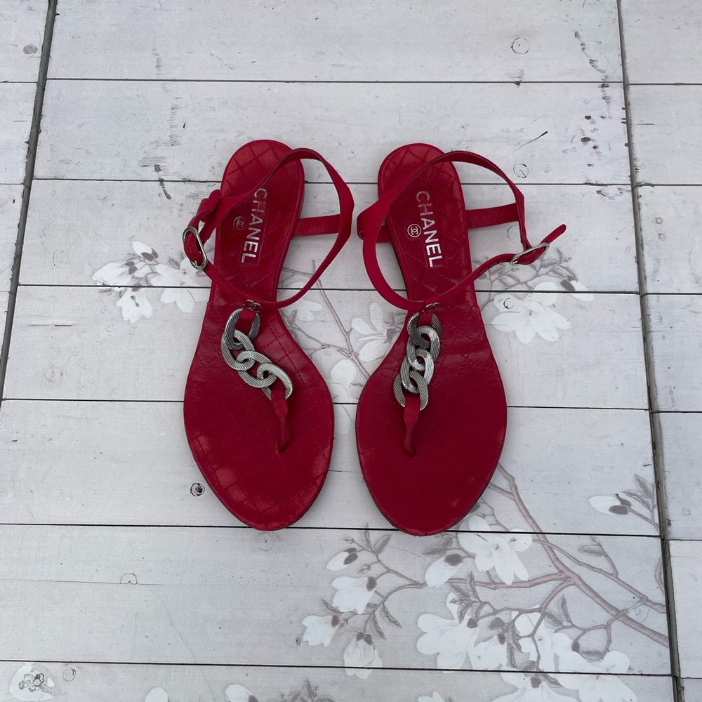 CHANEL Red Quilted Leather Chain Thong Sandals - Picture 2 of 9